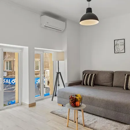 Nightlife Apartment *